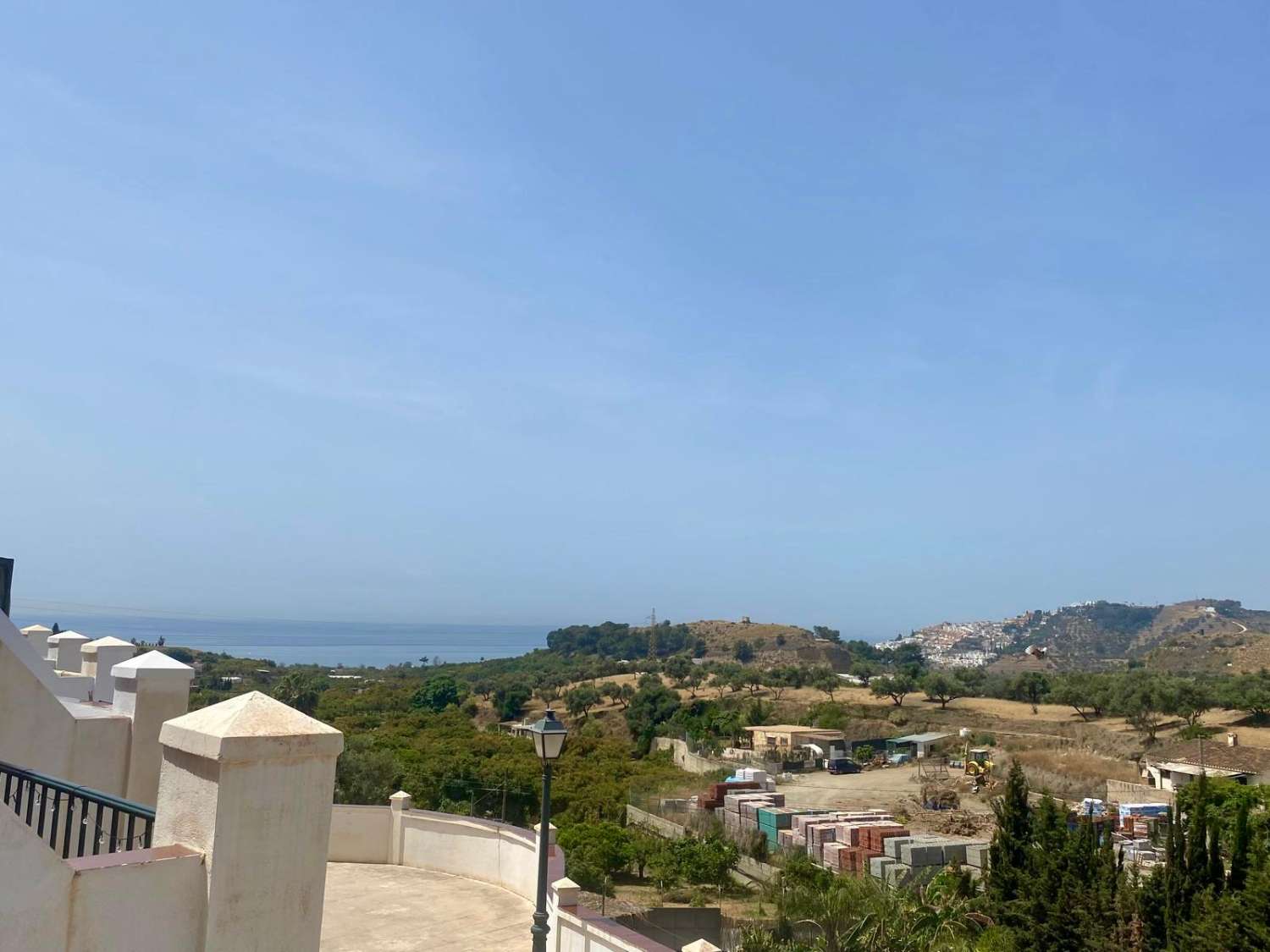 BONITA CASA ADOSADA CON TERRAZA Y GARAJE INDEPENDIENTE EN NERJA