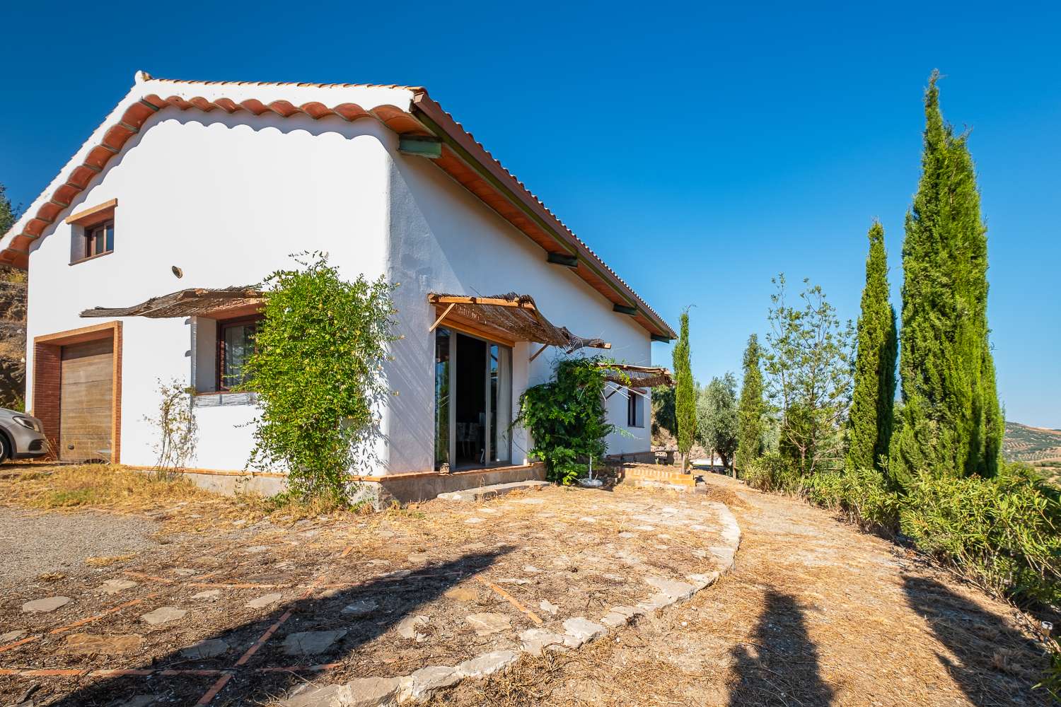 Bonito y original cortijo situado en Riogordo con preciosas vistas al campo y a la montaña