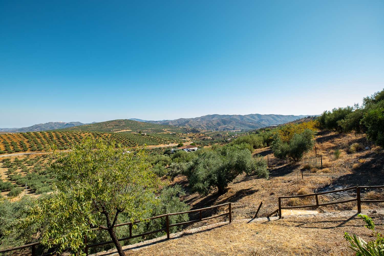 Bonito y original cortijo situado en Riogordo con preciosas vistas al campo y a la montaña