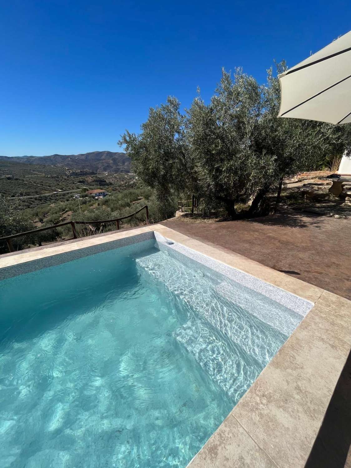 Bonito y original cortijo situado en Riogordo con preciosas vistas al campo y a la montaña