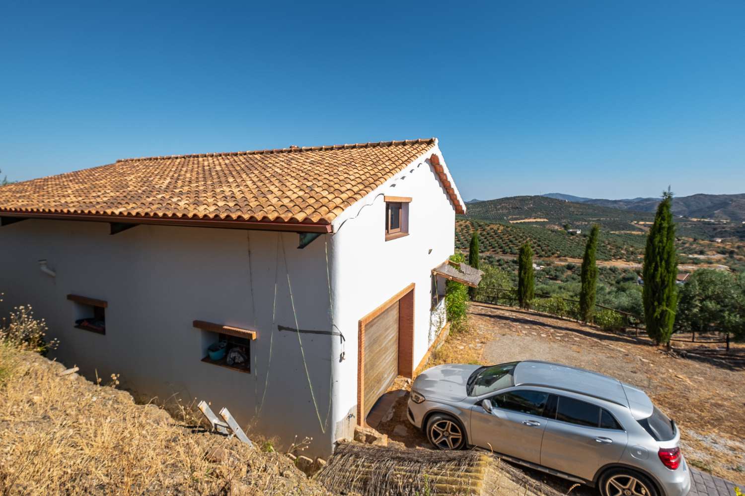 Beautiful and original cortijo situated in Riogordo with beautiful views of the countryside and the mountains.