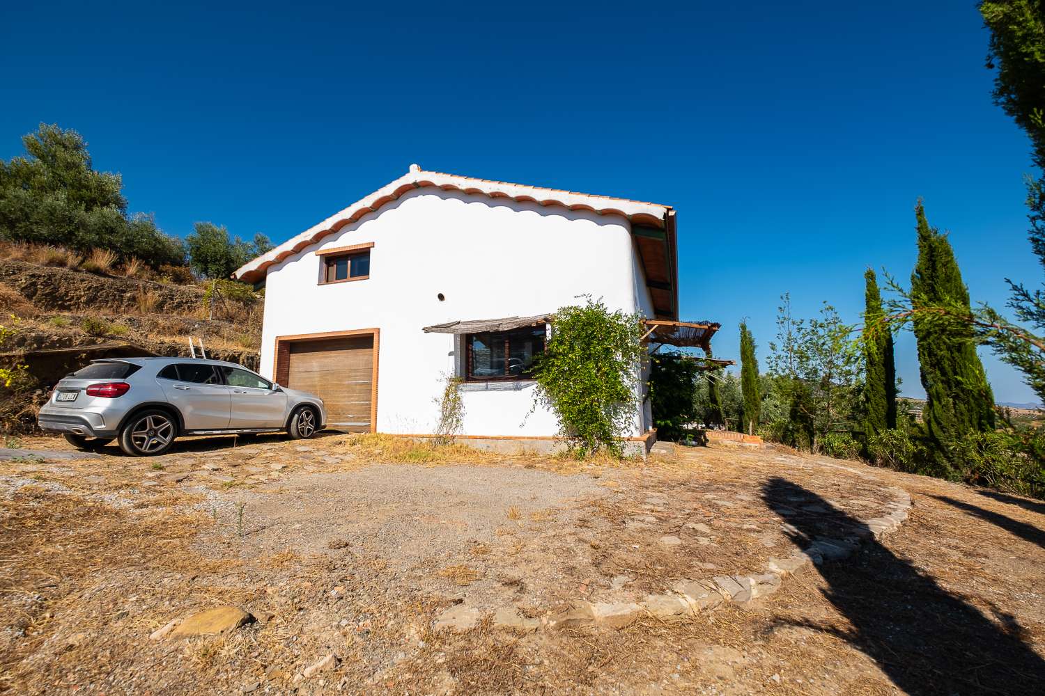 Bonito y original cortijo situado en Riogordo con preciosas vistas al campo y a la montaña