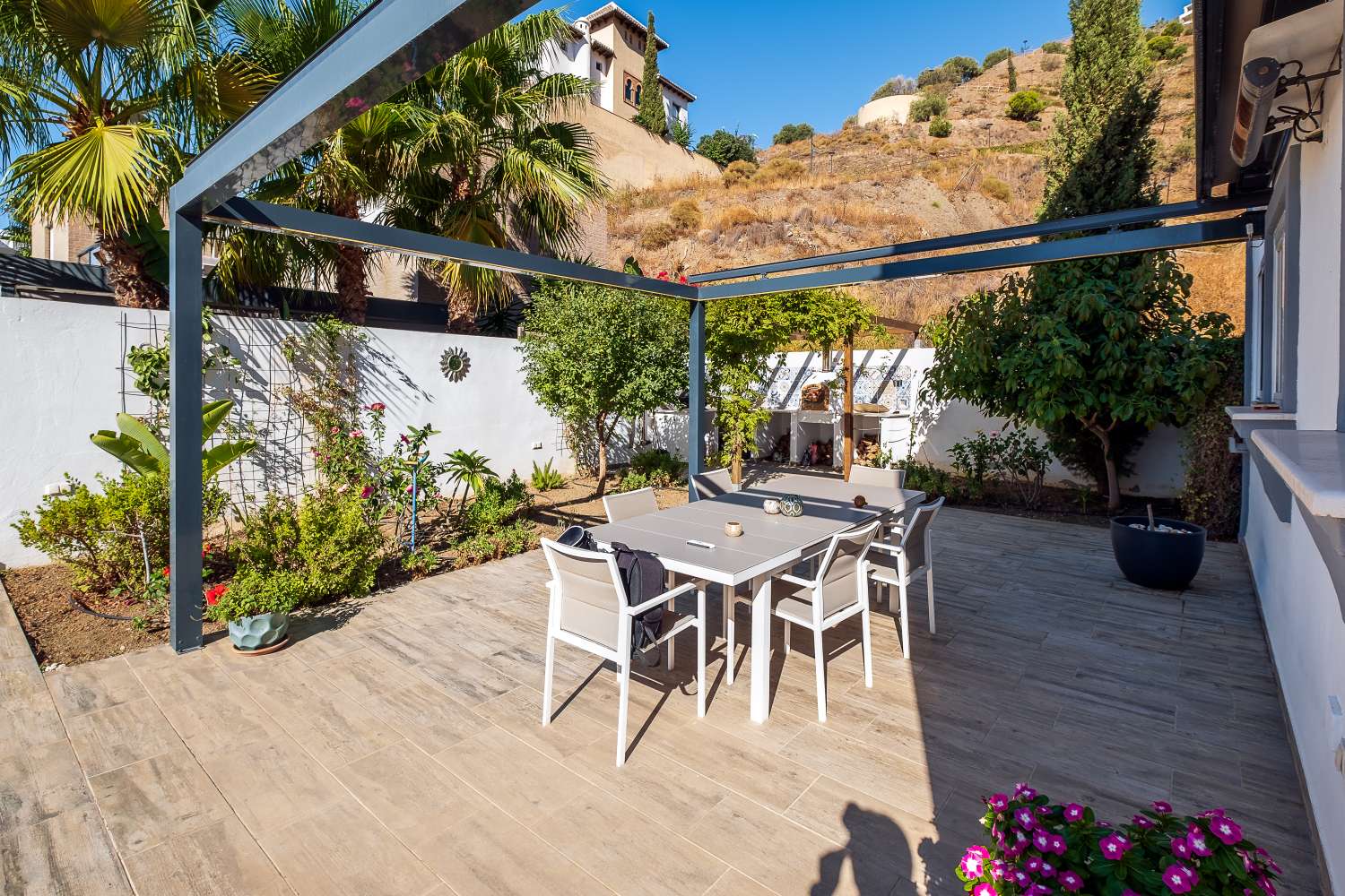 Villa de lujo con piscina, vistas al mar y dos apartamentos separados para invitados