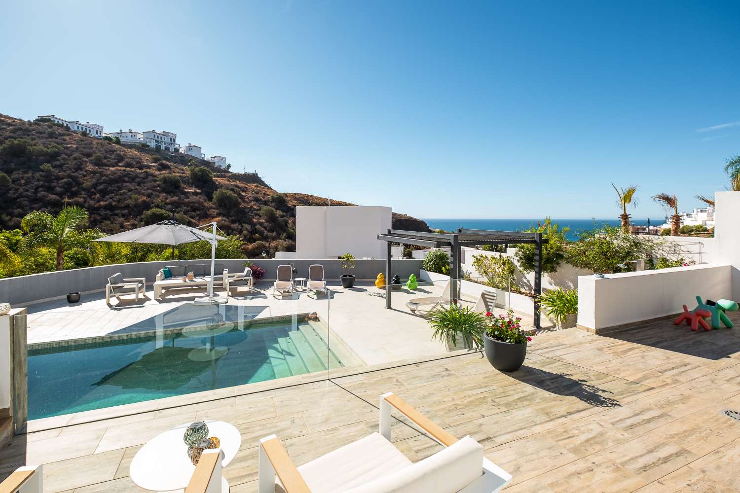 Luxury villa with swimming pool, sea views and two separate guest flats