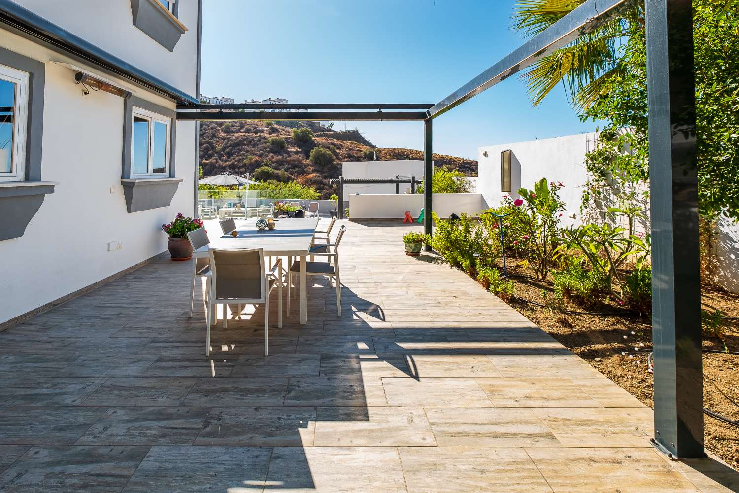 Villa de lujo con piscina, vistas al mar y dos apartamentos separados para invitados