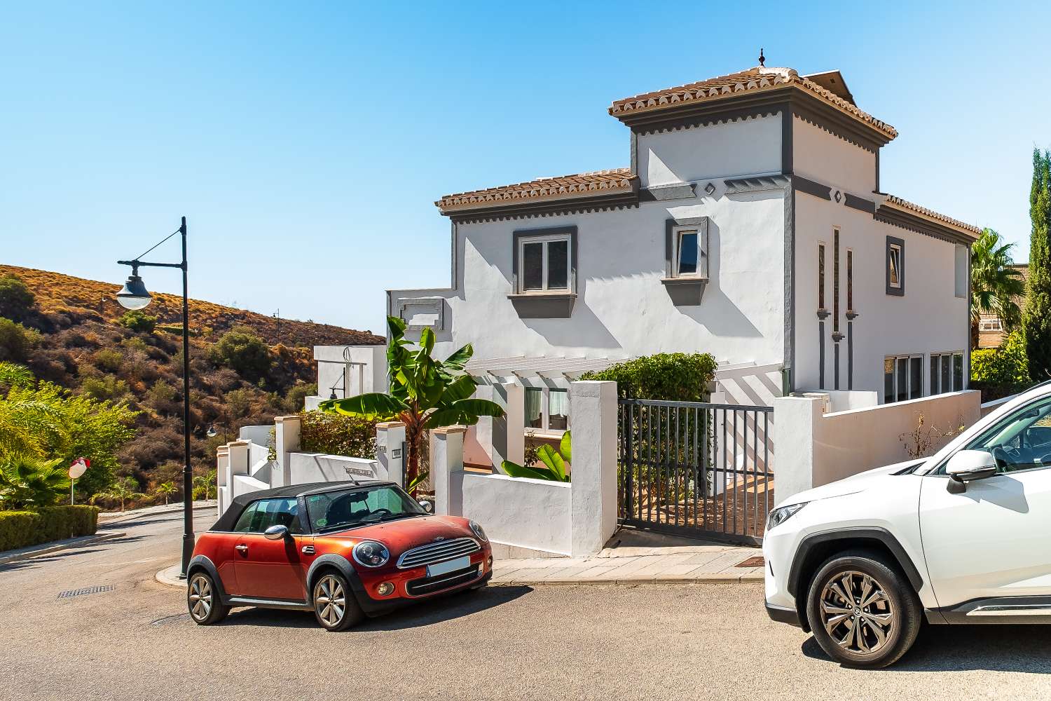 Luxury villa with swimming pool, sea views and two separate guest flats