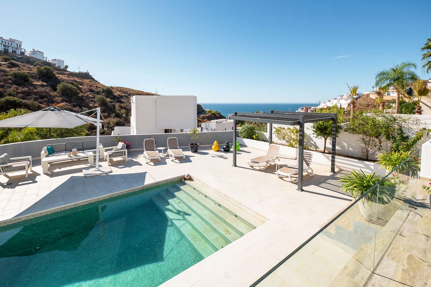 Luxury villa with swimming pool, sea views and two separate guest flats