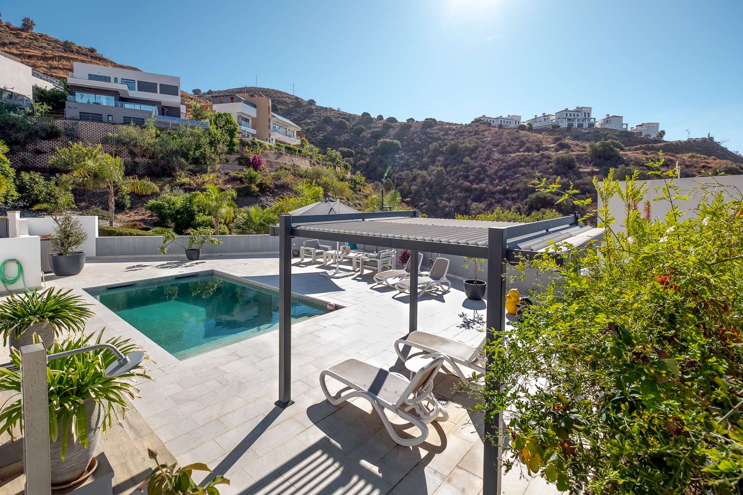 Villa de lujo con piscina, vistas al mar y dos apartamentos separados para invitados