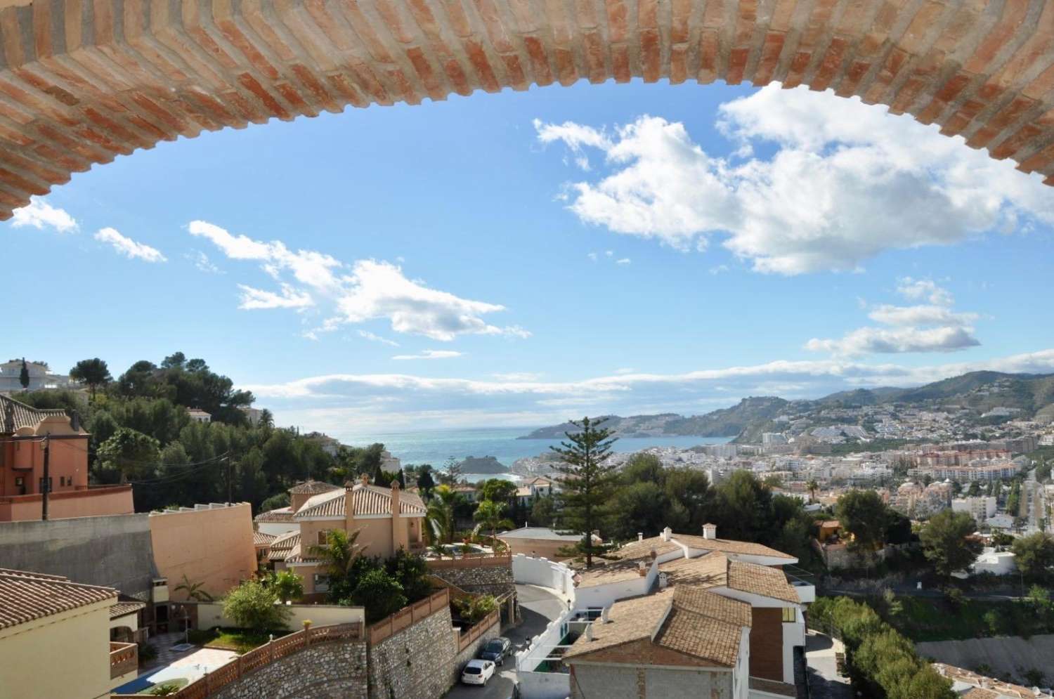 Fantástica villa con vistas al mar y a la montaña situada en Almuñécar,