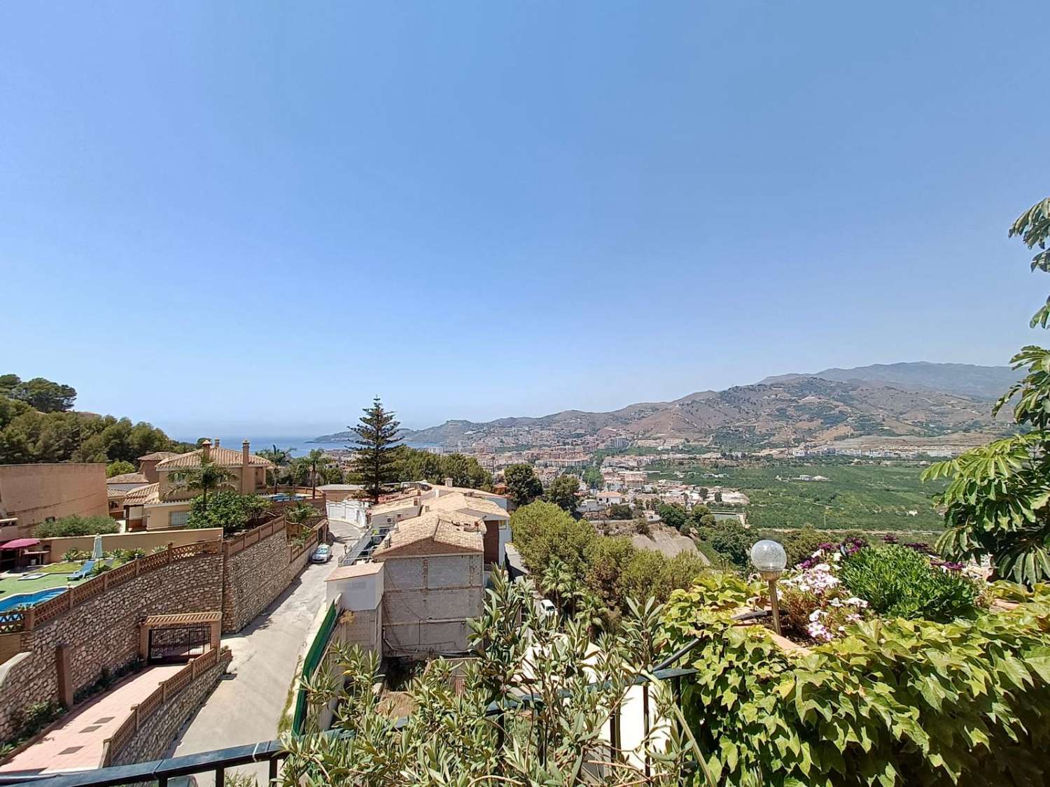 Fantástica villa con vistas al mar y a la montaña situada en Almuñécar,