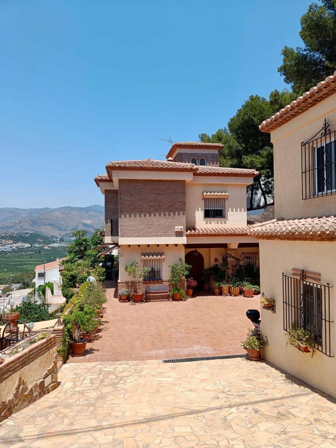 Fantástica villa con vistas al mar y a la montaña situada en Almuñécar,