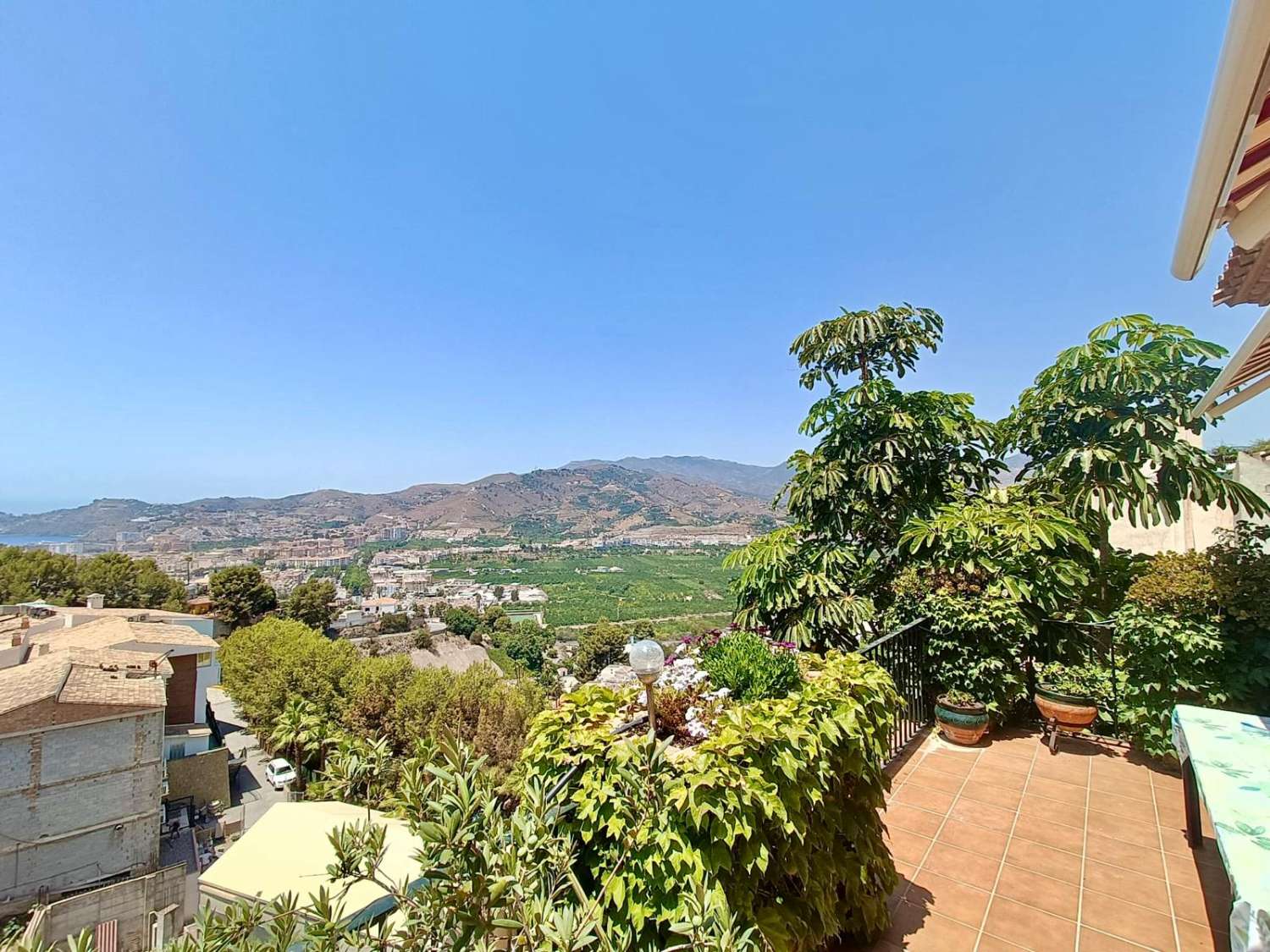 Fantástica villa con vistas al mar y a la montaña situada en Almuñécar,